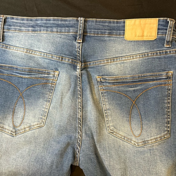 Calvin Klein Jeans Slim Fit in Faded Blue - Picture 5 of 9